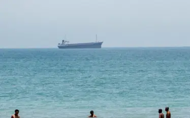 Trafiku në Hormuz pothuajse ndalet, ndërsa sulmet e reja SHBA-Iran&hellip;