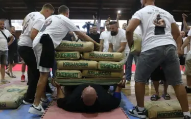 “Hulku i Kosovës” thyen rekordin Guiness për mbajtjen e peshës&hellip;