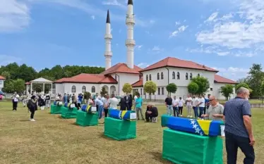 Bosnjë e Hercegovinë, falet namazi i xhenazes për pesë viktimat&hellip;
