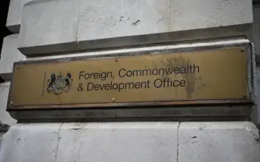 Punonjësit e zyrës së jashtme britanike vazhdojnë grevën kundër shkurtimeve&hellip;
