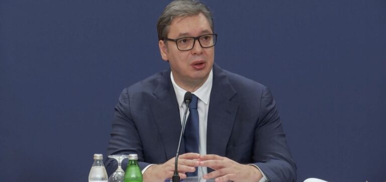 Vuçiç jep dorëheqje nga posti i presidentit të Serbisë