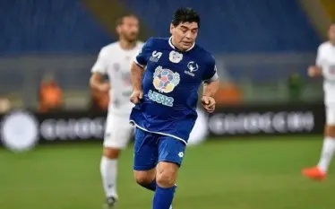 Topi “Hand of God” i Maradonës shitet për 3,35 milionë&hellip;
