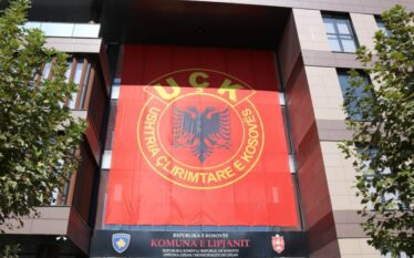 Flamur gjigant i UÇK-së vendoset në objektin e Komunës së&hellip;