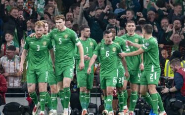Futbollistët irlandezë do të mbajnë shirita të zinj në nderim të viktimave të gjenocidit në Gaza, nuk do të shtrëngojnë duart me përfaqësuesit izraelitë