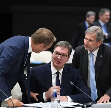Të Gjelbrit austriakë kërkojnë sqarime për takimin Hahn–Vuçiq një ditë para varrimit të Mladiqit