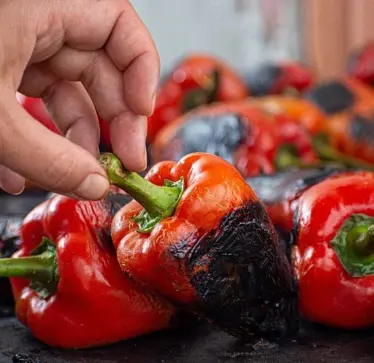 Po përgatitni ajvar? Ky truk i thjeshtë do t’jua lehtësojë qërimin e specave