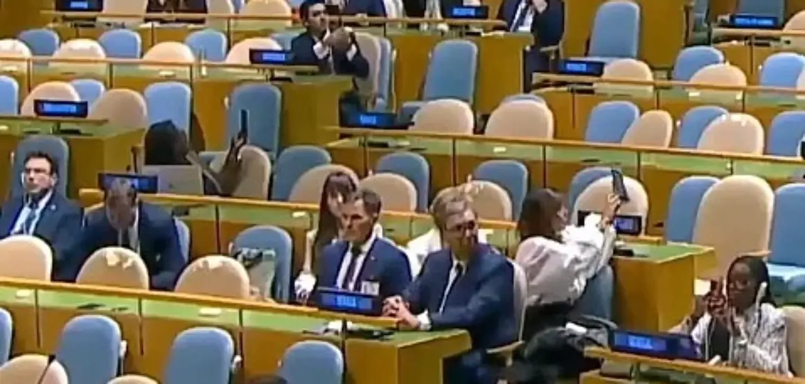 Vuçiqi qëndroi në sallë gjatë fjalimit të Netanyahut në Asamblenë e Përgjithshme të OKB-së