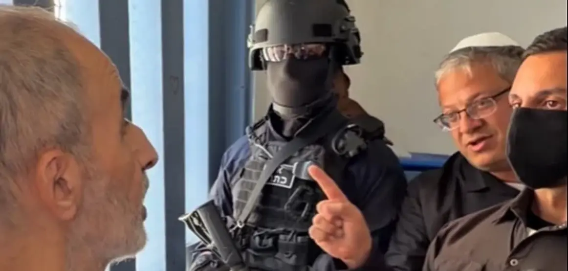 Ministri izraelit publikoi një tjetër video të turpshme, i thotë të burgosurit palestinez në sy: “Dua të të vras”