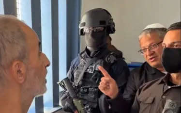 Ministri izraelit publikoi një tjetër video të turpshme, i thotë të burgosurit palestinez në sy: “Dua të të vras”
