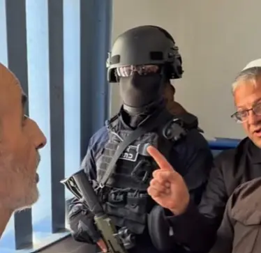 Ministri izraelit publikoi një tjetër video të turpshme, i thotë të burgosurit palestinez në sy: “Dua të të vras”