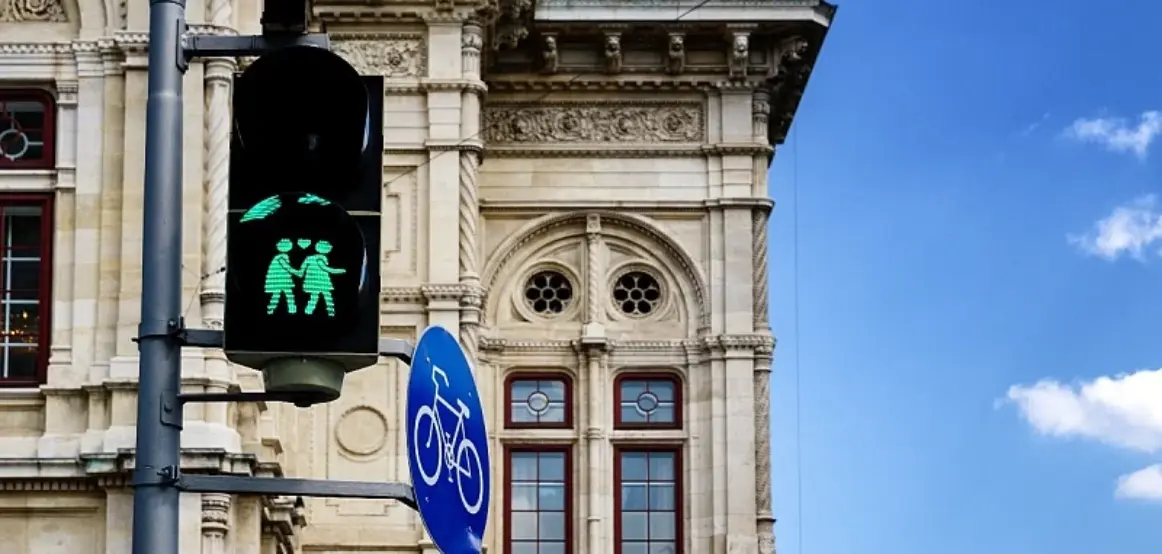 Vjena vendos semaforë me inteligjencë artificiale: Dallojnë sa njerëz presin të kalojnë rrugën dhe vlerësojnë kohën e nevojshme
