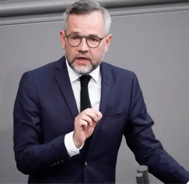 Kreu i politikës së jashtme në Bundestag, Michael Roth, i kërkon BE-së t’i pezullojë negociatat e anëtarësimit me Serbinë