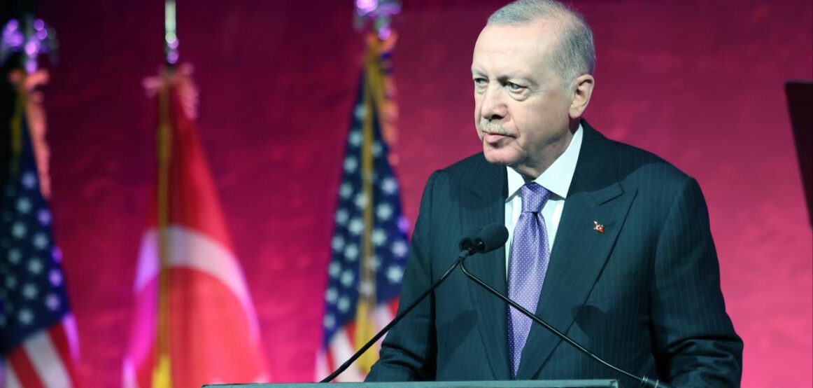 “Fjalët e kriminelëve kundërmojnë gjak”: Erdogan me tone të ashpra pas kthimit nga SHBA-ja, Gaza mbetet prioritet i Turqisë