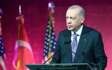 “Fjalët e kriminelëve kundërmojnë gjak”: Erdogan me tone të ashpra pas kthimit nga SHBA-ja, Gaza mbetet prioritet i Turqisë