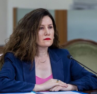 “Arrest në shtëpi” dhe pezullim nga detyra për drejtoreshën e Shërbimit Informativ të Shqipërisë