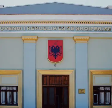 UÇK i bën bashkë të gjithë në Parlament, Kuvendi i Shqipërisë del me deklaratë të përbashkët: Nuk mund të barazohet agresori me viktimën