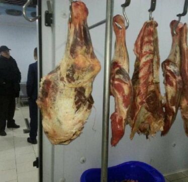 Mali i Zi ndalon tre kontejnerë me mish të skaduar nga Brazili, destinacion Kosova