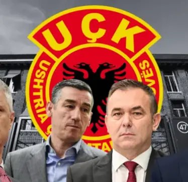 Shpallja e vendimit: I pari që ngrihet në këmbë është Thaçi, pas tij Veseli, i treti Selimi, në fund Krasniqi