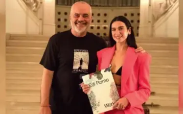 “Dua e do protestën, unë dua Dua Lipën”, Rama nga Brukseli: Ajo është këngëtare, jo Papa