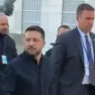 Gazetarët rusë e pyetën Zelenskyn se kur do të vijë në Moskë, përgjigjja e tij u bë virale: “Me raketë”