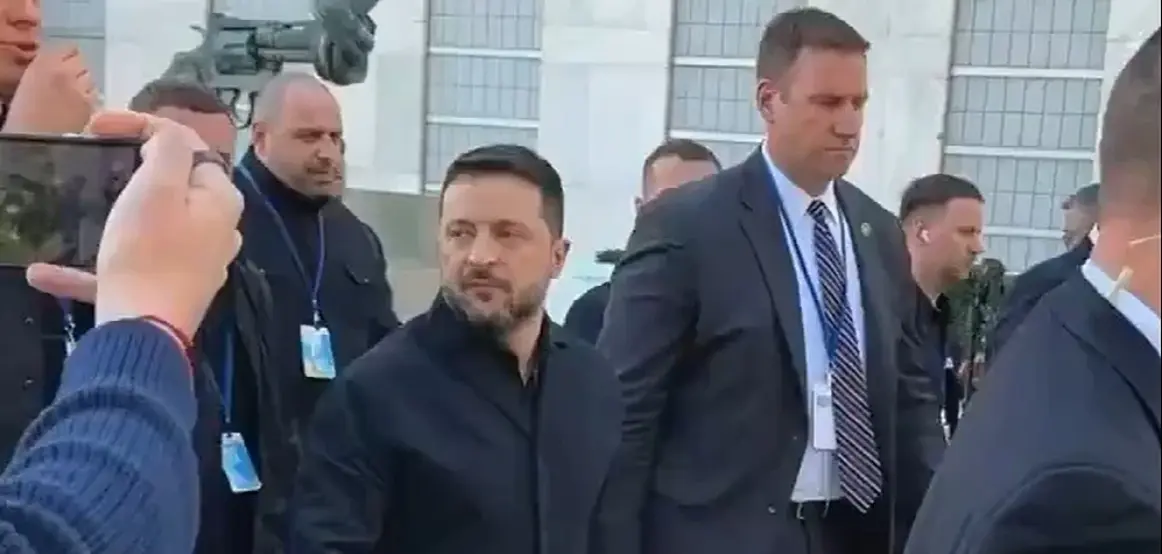 Gazetarët rusë e pyetën Zelenskyn se kur do të vijë në Moskë, përgjigjja e tij u bë virale: “Me raketë”