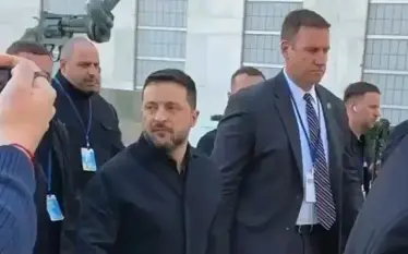 Gazetarët rusë e pyetën Zelenskyn se kur do të vijë në Moskë, përgjigjja e tij u bë virale: “Me raketë”