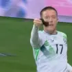 Gjesti që po bën xhiron e botës: Futbollisti irlandez puthi shiritin e zi dhe dërgoi mesazh për Gazën