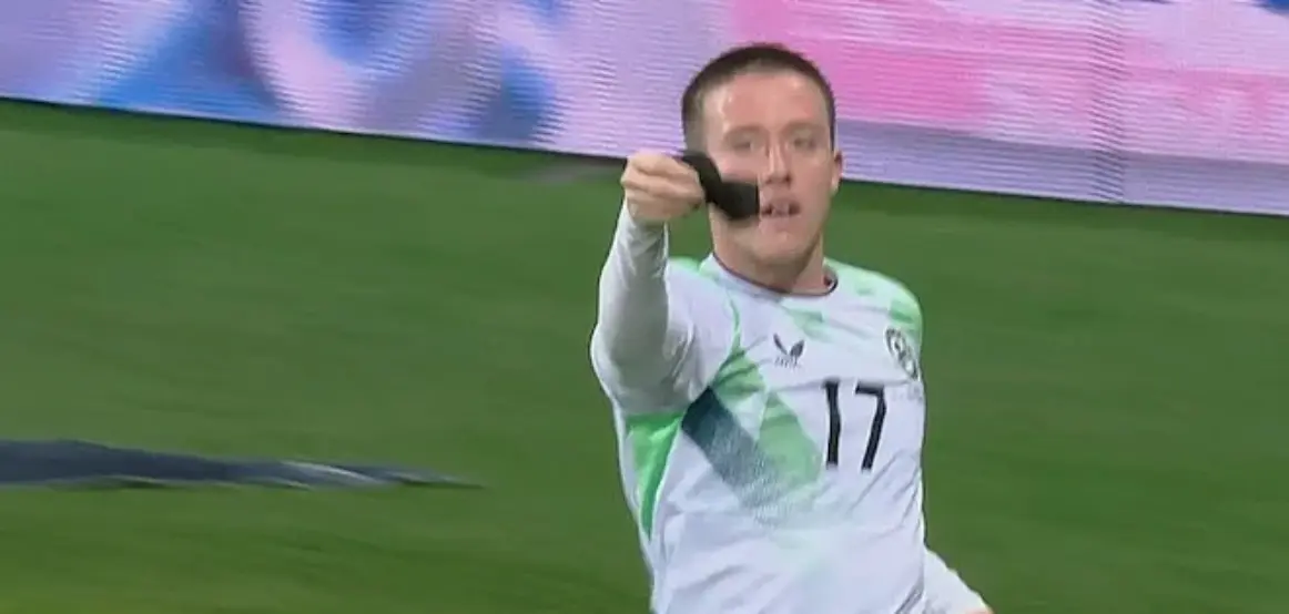 Gjesti që po bën xhiron e botës: Futbollisti irlandez puthi shiritin e zi dhe dërgoi mesazh për Gazën