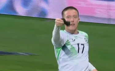 Gjesti që po bën xhiron e botës: Futbollisti irlandez puthi shiritin e zi dhe dërgoi mesazh për Gazën