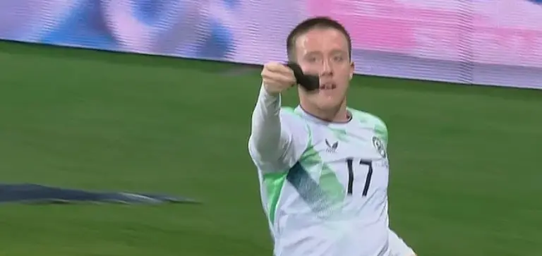 Gjesti që po bën xhiron e botës: Futbollisti irlandez puthi shiritin e zi dhe dërgoi mesazh për Gazën