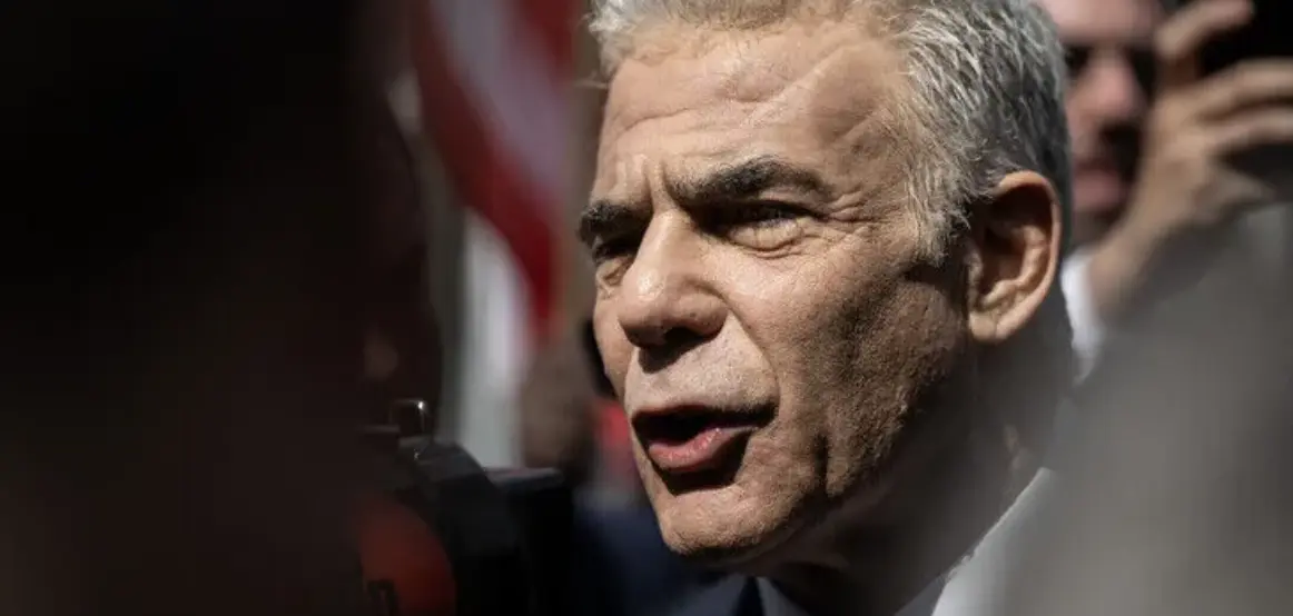 Lideri i opozitës izraelite, Lapid akuzon qeverinë se po luan “politikë të lirë” pas incidentit të “Flydubai”