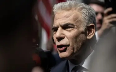 Lideri i opozitës izraelite, Lapid akuzon qeverinë se po luan “politikë të lirë” pas incidentit të “Flydubai”