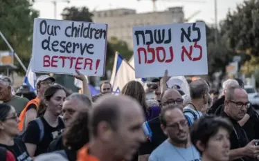 Izraelitët protestojnë kundër Netanyahut: Nuk do ta lejojmë të sabotojë&hellip;