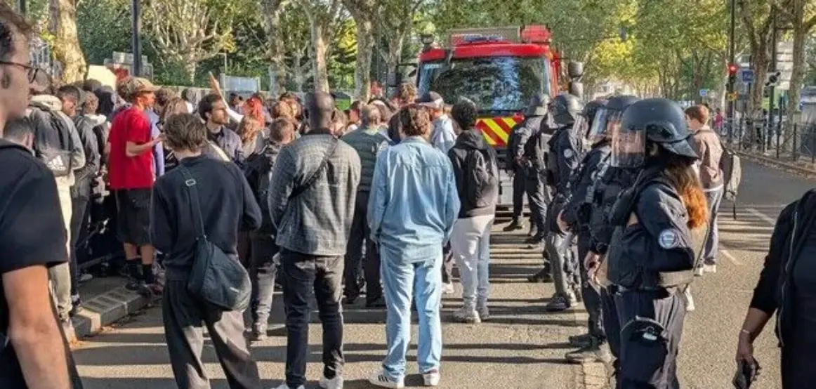 Francë, arrestohen mbi 400 persona gjatë bllokimit të shkollave të mesme