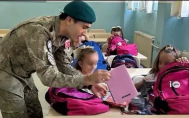 KFOR-i turk dhuron çanta shkollore për nxënës në disa komuna&hellip;