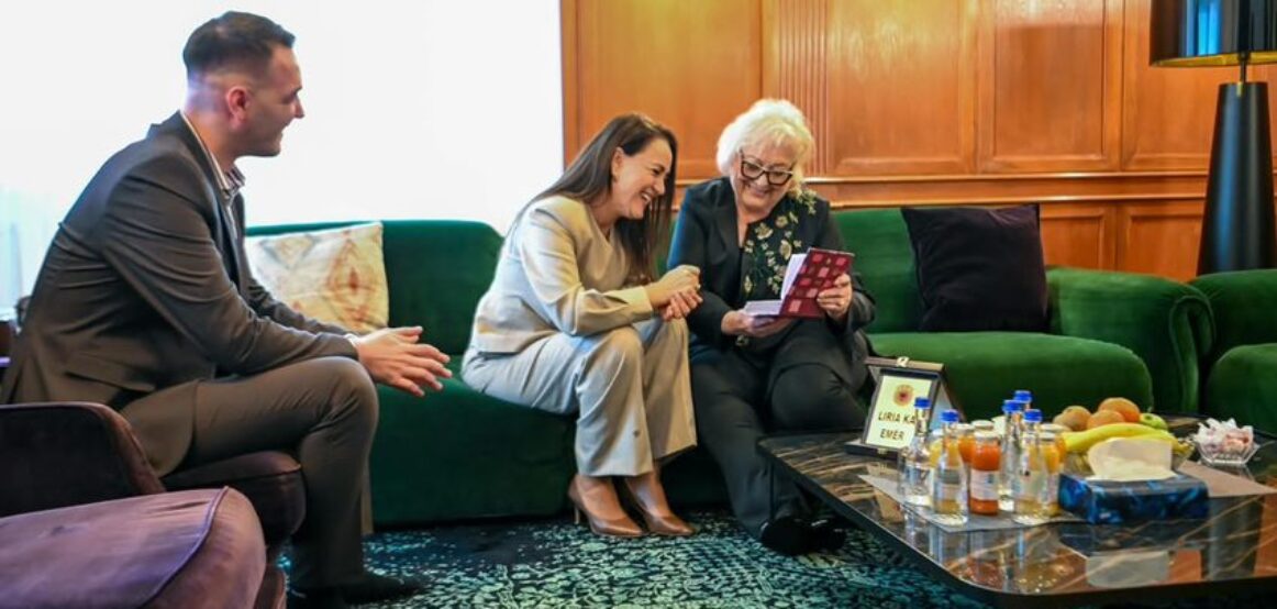 Presidentja Shiroka Pula vizitoi familjet e krerëve të UÇK-së dhe shprehu mbështetjen institucionale në përpjekjet për drejtësi