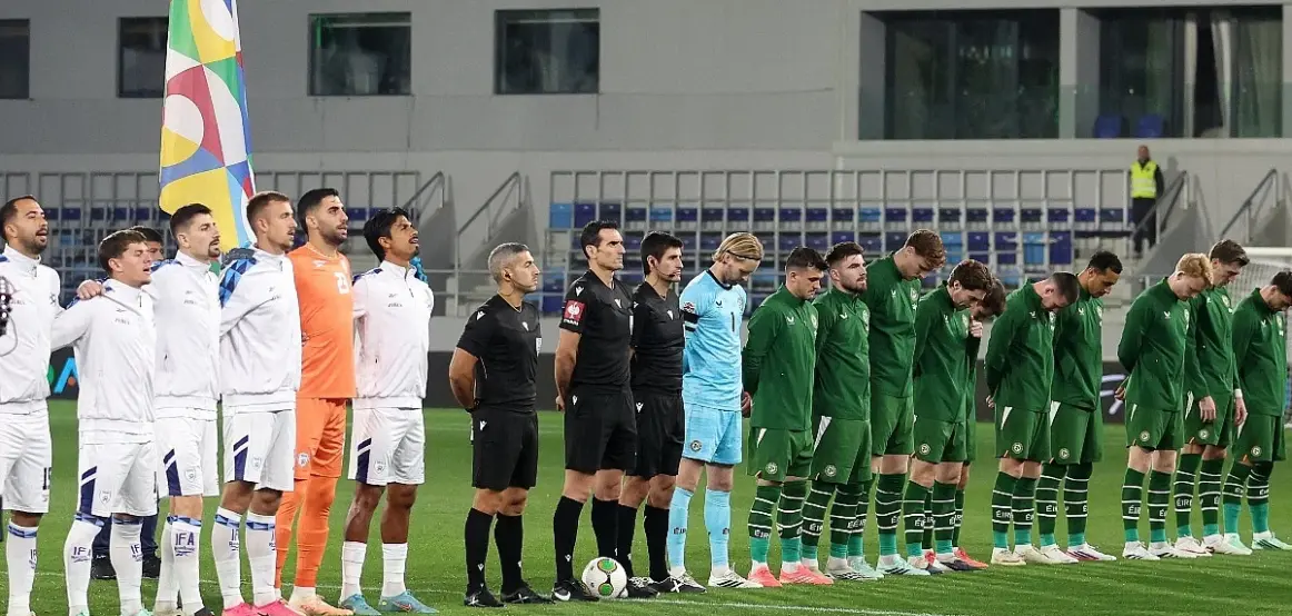 Futbollistët irlandezë ulin kokat edhe në Serbi gjatë himnit të Izraelit dhe refuzojnë shtrëngimin e duarve