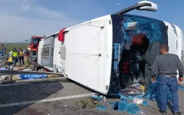 Aksident i rëndë në Turqi: Autobusi përplaset me kamionin, 11 të vdekur