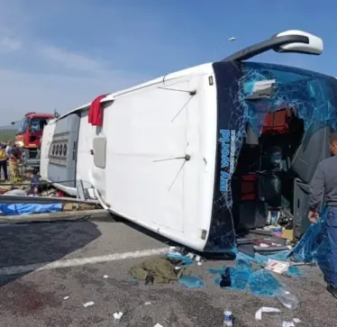 Aksident i rëndë në Turqi: Autobusi përplaset me kamionin, 11 të vdekur