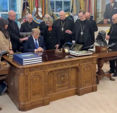 Në SHBA, peshkopët katolikë u lutën për Trumpin në Zyrën Ovale