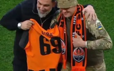 Gjesti prekës i Arda Turanit ndaj ushtarit që humbi krahun në luftë