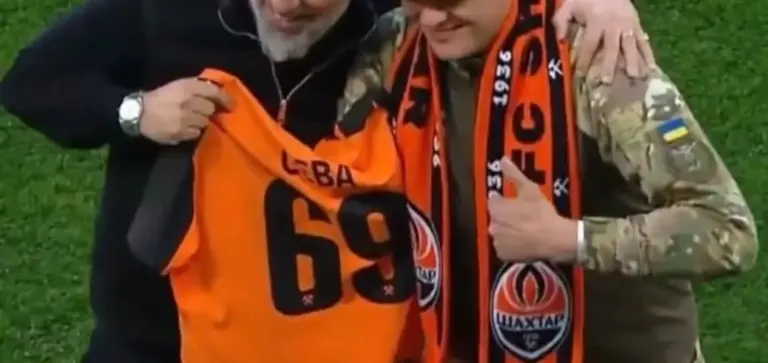 Gjesti prekës i Arda Turanit ndaj ushtarit që humbi krahun në luftë