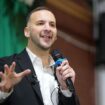 Izraeli i ndalon hyrjen në vend liderit të Partisë së Gjelbër britanike pas mocionit se “sionizmi është rac’zëm”