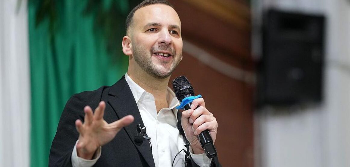 Izraeli i ndalon hyrjen në vend liderit të Partisë së Gjelbër britanike pas mocionit se “sionizmi është rac’zëm”
