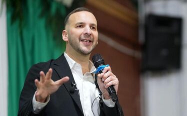 Izraeli i ndalon hyrjen në vend liderit të Partisë së Gjelbër britanike pas mocionit se “sionizmi është rac’zëm”