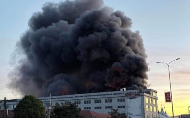 Zjarr në një objekt në Prishtinë, zjarrfikësit dhe policia në vendin e ngjarjes