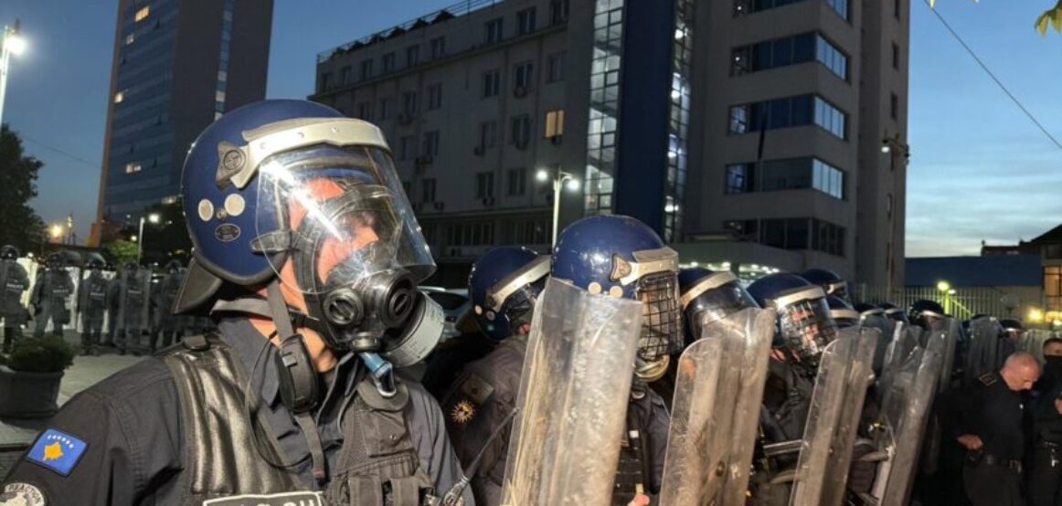 Njësia Speciale mobilizohet te hyrjet e Kuvendit, protestuesit bllokojnë daljet