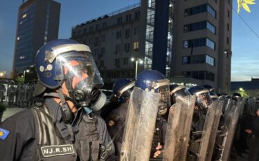 Njësia Speciale mobilizohet te hyrjet e Kuvendit, protestuesit bllokojnë daljet