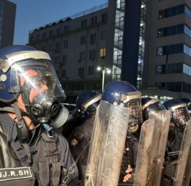 Njësia Speciale mobilizohet te hyrjet e Kuvendit, protestuesit bllokojnë daljet