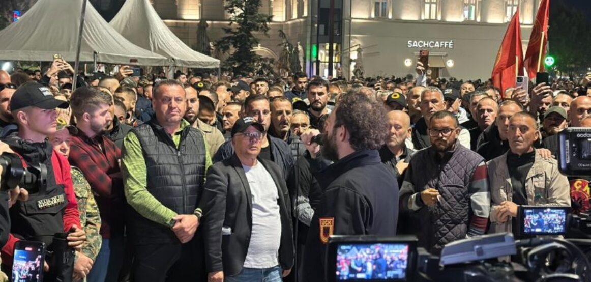 Haziri u bën thirrje protestuesve: Mos i hidhni mjetet piroteknike në drejtim të Policisë